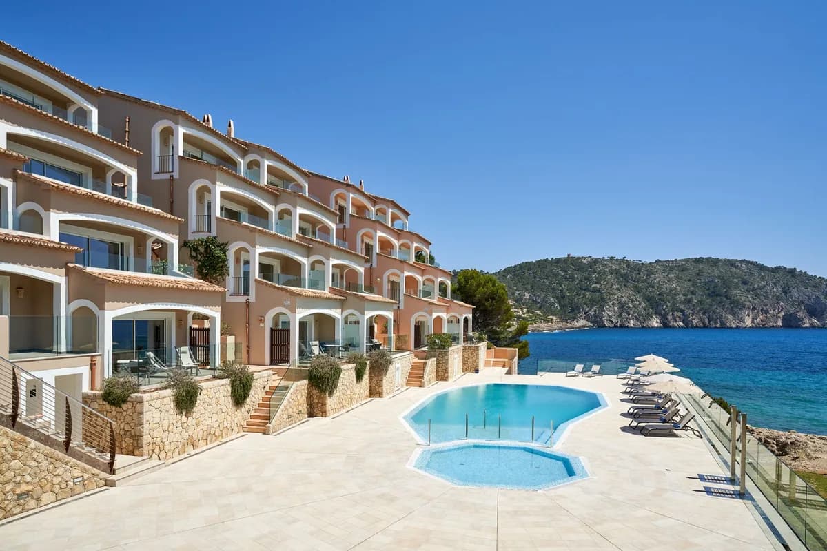 Resort de Cabau Hotels frente al mar en Mallorca, con piscina y vistas a la cala