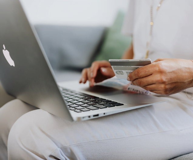 Mujer con tarjeta de crédito a punto de realizar una compra. Venta directa del hotel.