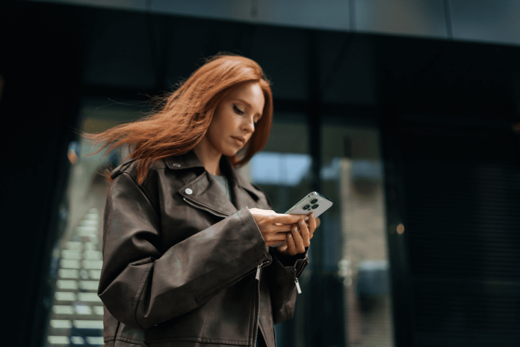 Mujer joven. generación Milennial, busca con su móvil ofertas para una escapada en un hotel bonito.
